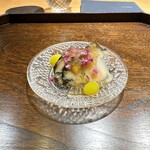 御料理 ふじ田 - 冷やし物：アワビ、生湯葉、揚げた銀杏
      