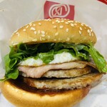 ドムドムハンバーガー - 料理写真:あっちは時に野菜クズみたいの使って来ますが
ドムドムはシャキッと新鮮レタスでした
ソースまで熱々 やっぱり熱々だと
チェーン店バーガーだって美味しい
さすが老舗チェーン♪