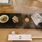 鴨ときどき馬 - 季節の一品、鴨とチーズの瞬間燻製、かわいい鴨メンチ