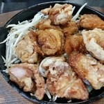 てっきり鶏肉が鉄板で焼かれて出てくるのかと思いきや…　玉ねぎともやしを甘辛いタレで炒めた上にてんこ盛りの唐揚げが！　しかもすごいボリューム♪