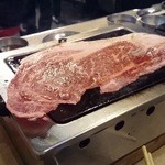 大阪焼肉・ホルモン ふたご - 名物黒毛和牛のはみ出るカルビ
            
            