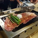 大阪焼肉・ホルモン ふたご - 二代目名物黒毛和牛の包めるカルビ
            
            