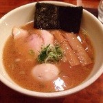 ヌードルズ - ラーメン(新)麺半分だと味玉入り