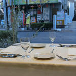 通り側は全面ガラスで開放感がある明るい店内。