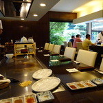 ステーキ池田 - 店内には、鉄板カウンターが数か所（個室含む）