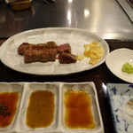 ステーキ池田 - ニンニク、わさび、岩塩、とタレ3種