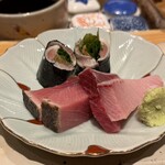 すしやのたい悟 - イワシの磯辺巻き　メジマグロ藁焼き　ブリ刺身