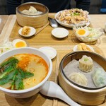 宝味八萬 - 手前: ランチセットA  奥:ランチセットB