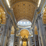 Bistro Ave - 主祭壇へと続くアプローチ