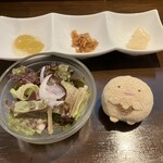 Sion - サラダ、ラッキョ、福神漬け、ぶどう。