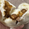 手作り豚まん専門店 龍福 - チャーシューまん、お肉ゴロゴロ入ってます