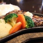 ハードロックカフェ東京 - ビーフステーキ(ライス付き) 1500円。