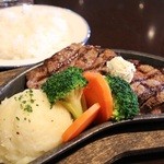 ハードロックカフェ東京 - ビーフステーキ(ライス付き) 1500円。