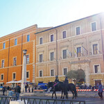 Bistro Ave - 巡礼路を騎馬警官が巡回