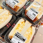 スーパーセンタートライアル - 料理写真:玉子サラダがこれでもかってぐらい挟んだ“玉子サンド”が199円だぜ❗️