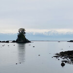 カフェ イソミ テラス - 海越しの義経岩＋立山連峰♫