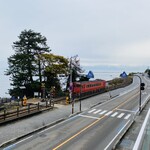 カフェ イソミ テラス - 見送り、我々も雨晴駅へと戻ります