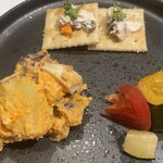 食堂101 - おまかせ三点盛り 　内容はトマトと彩野菜の冷製アヒージョ、さつまいものポテトサラダ、いぶりがっこマスカルポーネ