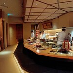 六本木 大皿焼肉 老中 - 店内 (奥に個室席)