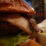 FELLOWS - ベーコンチーズバーガー　ベーコンUPで（10.02）