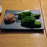 焼鳥酒場 本田商店 津田沼本店 - 生ピーマンの肉味噌添え
