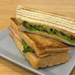 カフェ ま～ぶる - ホットサンド（ベーコンたまご）