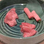 新宿 うしみつ - タンの盛合せ