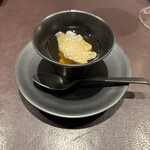 イル アオヤマ - 名古屋コーチン出汁のコンソメ、三河湾虎河豚の身と白子、白トリュフ