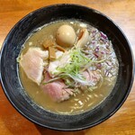 虎一番 - セメント煮干ラーメン+煮たまご+タマネギ