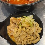 麺創研 紅 - 個性的な麺