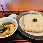 食煅 もみじ - つけそば(大)
      最近ハマりにハマっている、つけそば。
      もみじさんはその中でも1.2を争うくらい好み(*´∀｀*)
      平日25分前に到着。4組9番目。この日は空いてた。