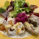 ハマのフレンチ - エビと梨、柿と生ハムとチーズ、ミミガーの煮凝り、アジのケッパー乗せ、パテドカンパーニュが絶品！