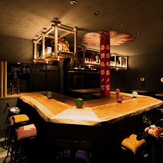 ゆったり寛げる居心地の良い空間。ライブ感満載のカウンターあり