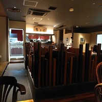 銀座 葡萄屋 - ダウンライトの落ち着い店内