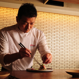 A chef with diverse experiences both domestically and internationally. A heartfelt dish crafted with skill.