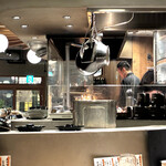 土佐みょうじん - カウンター席だと焼いている様子が見えると思います。