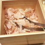 土佐みょうじん - 前菜と土鍋ご飯に使った鰹節。木箱に入っている