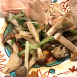 土佐みょうじん - 水菜としめじの和物。水菜シャキシャキ〜♪