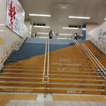 駅前いちば食堂 - 鳥取駅改札からコンコースへの階段は砂丘をイメージしています。