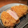 とんかつ ここまでやるか。 - 相変わらず、脂の甘さが際立つ味麗豚。
食べ応えもあって、とんかつ食べてる感で満たされます！
脂身が多いところだけ薄めにカットしてあって、脂を強く感じさせ過ぎない気配りも、「やるな」という感じです。