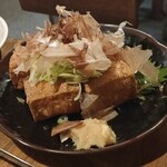 かしわや - 注文毎に揚げる自家製厚揚げ。調理時間が長いため早めに注文しておきましょう！