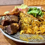 大衆中遊華食堂 八戒 - 魯肉の奥に見える咖喱チャーハン♡