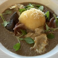 ダイニング ブルーム(軽井沢浅間プリンスホテル) - 信州茸〜マッシュルームのヴルーテと信州茸のポワレ　浅間小町のフリット　生ハムのアクセント