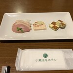 小瀬温泉ホテル - 鴨のスモーク　サーモン海老のテリーヌ　柿市松。柿市松が変化球ですが、干し柿の甘さとチーズの出会い！おいしくて驚きました