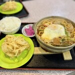 吉野屋 - 卵入り味噌煮込みうどん　９９０円 小ライス（すり切れ半分）　１００円？１５０円？　 玉ねぎ天　８０円