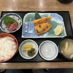 浜焼き海鮮居酒屋 大庄水産 - 【2025.12.5(金)】日替り焼き魚定食（焼き鮭＋ご飯＋味噌汁＋マグロぶつ＋漬物）1,200円