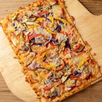 ③旬のお野菜をふんだんに使用したチーズたっぷりベジタブルピザ