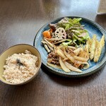 バルバルキッチンアメリ - 週替りランチ：牛切り落としの焼肉風
      　　　　　　　　　　＆ワカサギのフリット(¥900)
      