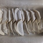 目黒 ぎょうざ 宝舞 - 包みを開けたところ