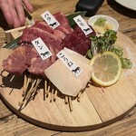 馬ール PERO - 新鮮馬刺し4種盛り合わせ（バラ、モモ、タン、こうね）